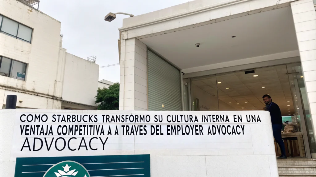 "Cómo Starbucks Transformó su Cultura Interna en una Ventaja Competitiva a Través del Employer Advocacy"